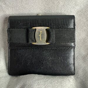 Ferragamo Vara Black Textured Leather Wallet Ribbon Accent Kiss Lock Change Pkt